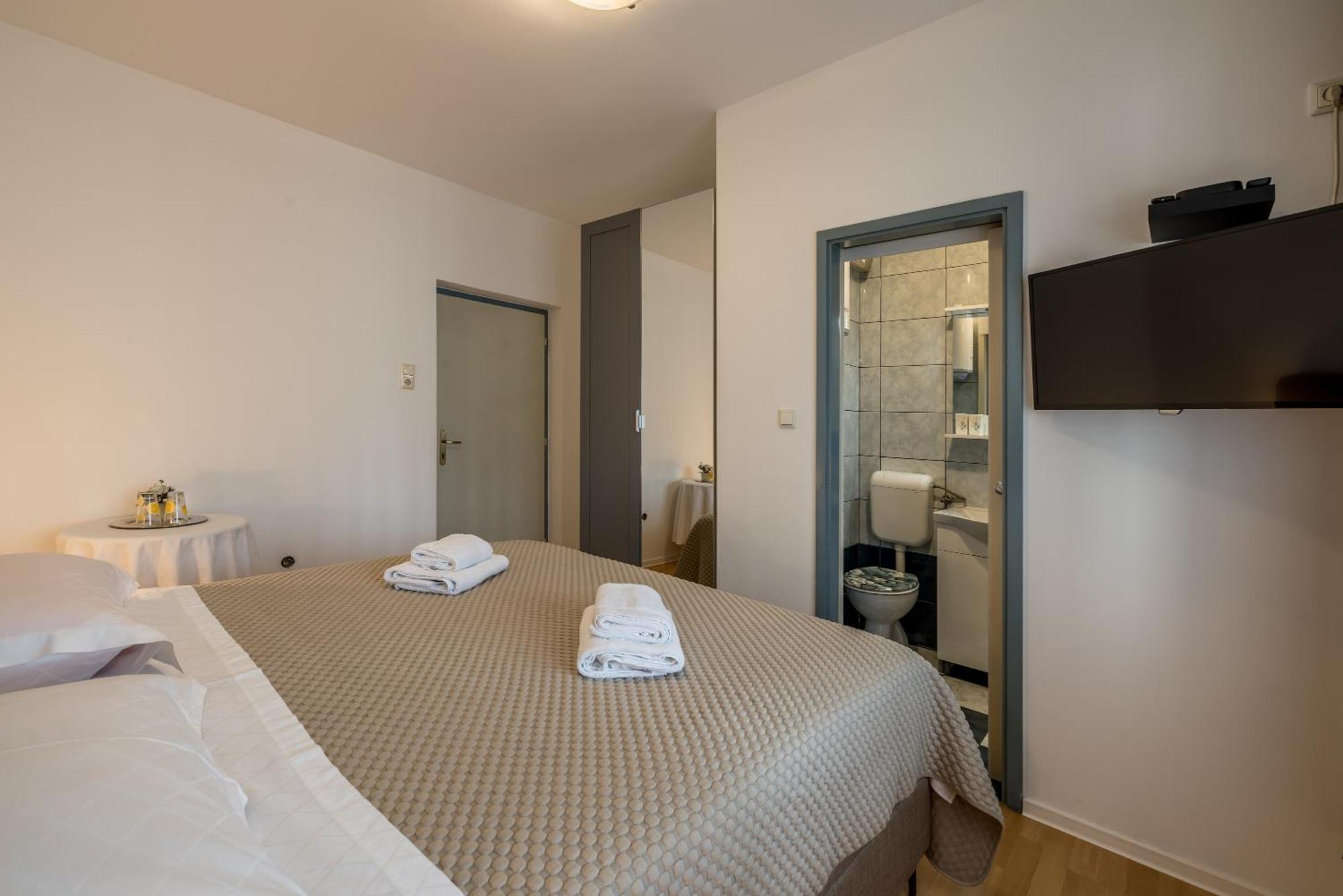 Guesthouse Rooms Split Bed & Breakfast Split